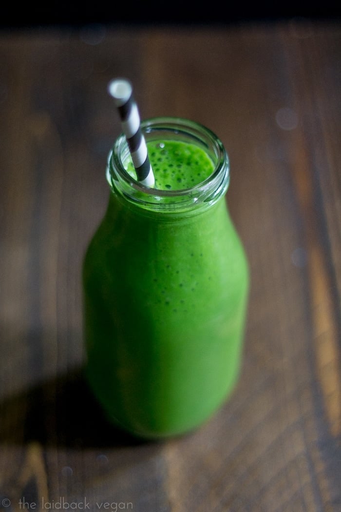 4-Ingredient Green Smoothie. Easy, quick, cheap, deeeeelicioius.