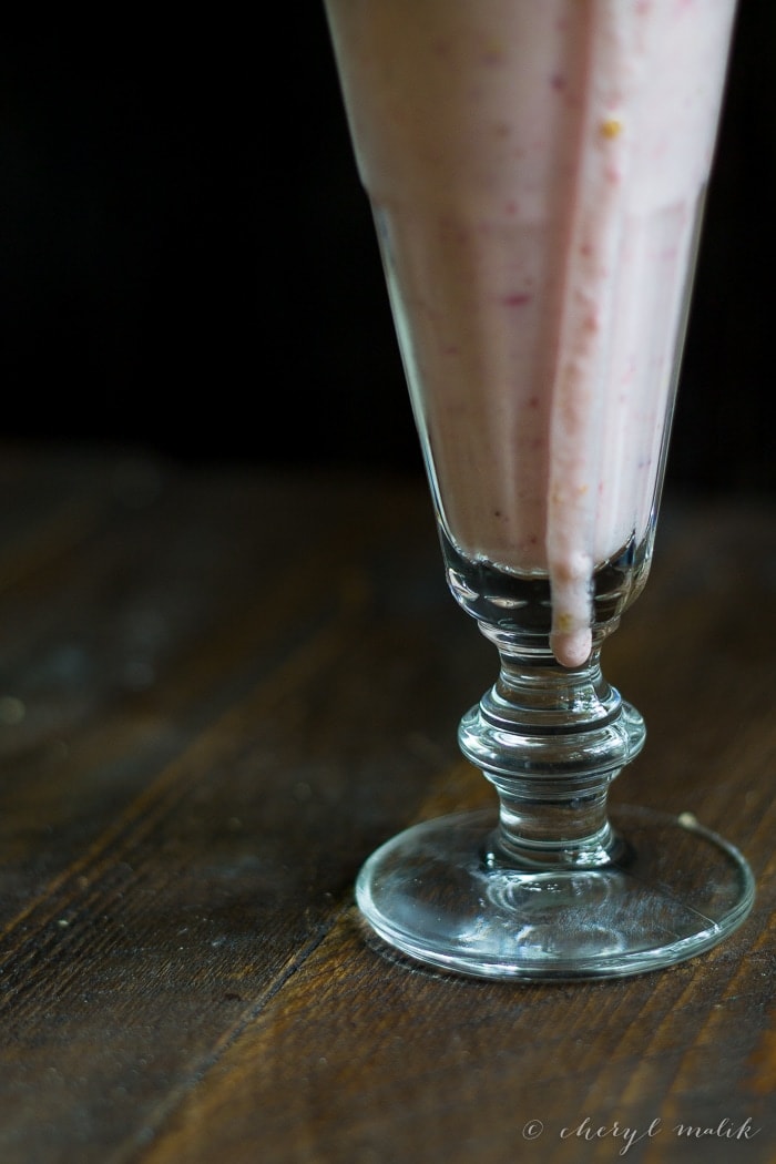 Strawberry Cheesecake Milkshake (Vegan) with Tofutti! Perfectly rich and so easy to make, mmmmm