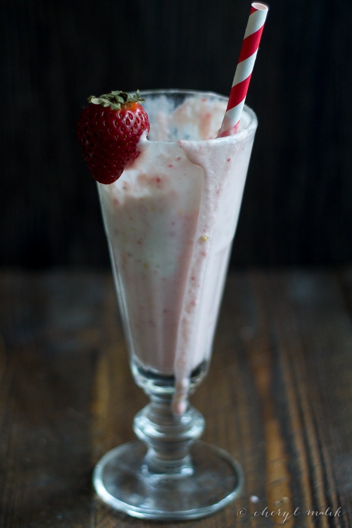 Strawberry Cheesecake Milkshake (Vegan) with Tofutti! Perfectly rich and so easy to make, mmmmm