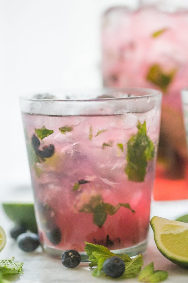 Blueberry Mojitos for a Crowd - perfectly light, minty, fruity and easy // 40 Aprons