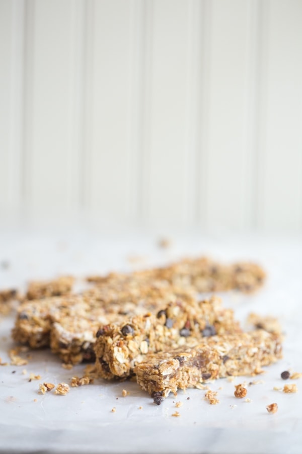 Peanut butter chocolate chip protein granola bars - so easy, quick, and perfect for pregnancy (and everyone else, too, of course!) // 40 Aprons