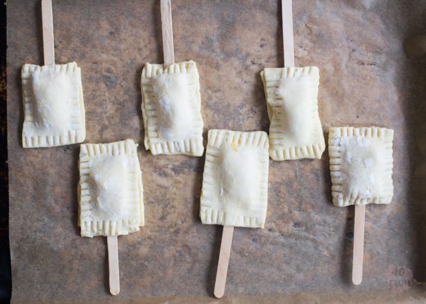 Baked brie bites with apricot jam. Flaky, crispy puff pastry.. rich, melty brie.. perfectly sweet apricot jam. Just marry me already, Brie Pops! Be mine forever! Perfect for Christmas and holiday entertaining // 40 Aprons