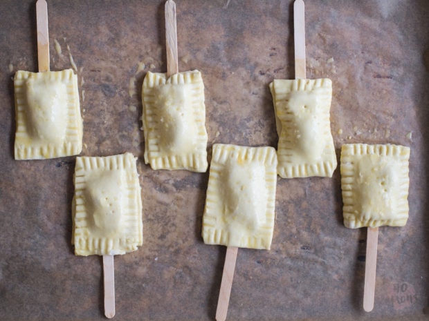 Baked brie bites with apricot jam. Flaky, crispy puff pastry.. rich, melty brie.. perfectly sweet apricot jam. Just marry me already, Brie Pops! Be mine forever! Perfect for Christmas and holiday entertaining // 40 Aprons