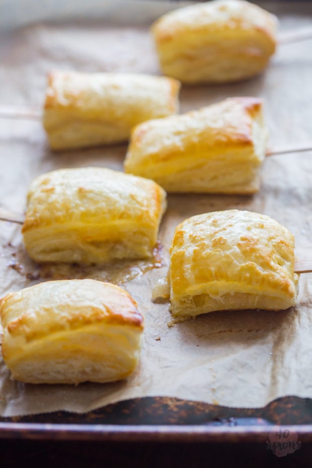 Baked brie bites with apricot jam. Flaky, crispy puff pastry.. rich, melty brie.. perfectly sweet apricot jam. Just marry me already, Brie Pops! Be mine forever! Perfect for Christmas and holiday entertaining // 40 Aprons