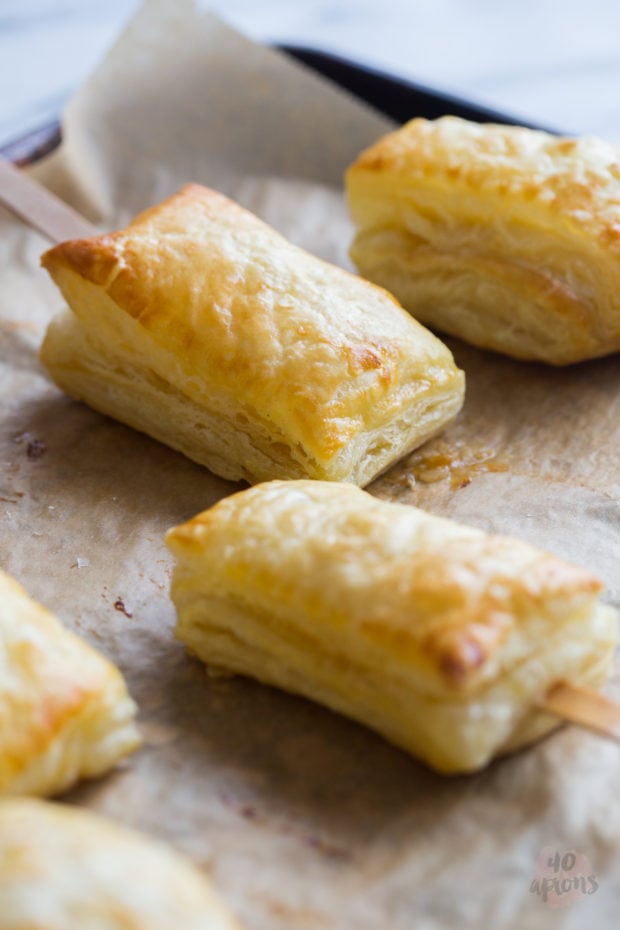 Baked brie bites with apricot jam. Flaky, crispy puff pastry.. rich, melty brie.. perfectly sweet apricot jam. Just marry me already, Brie Pops! Be mine forever! Perfect for Christmas and holiday entertaining // 40 Aprons