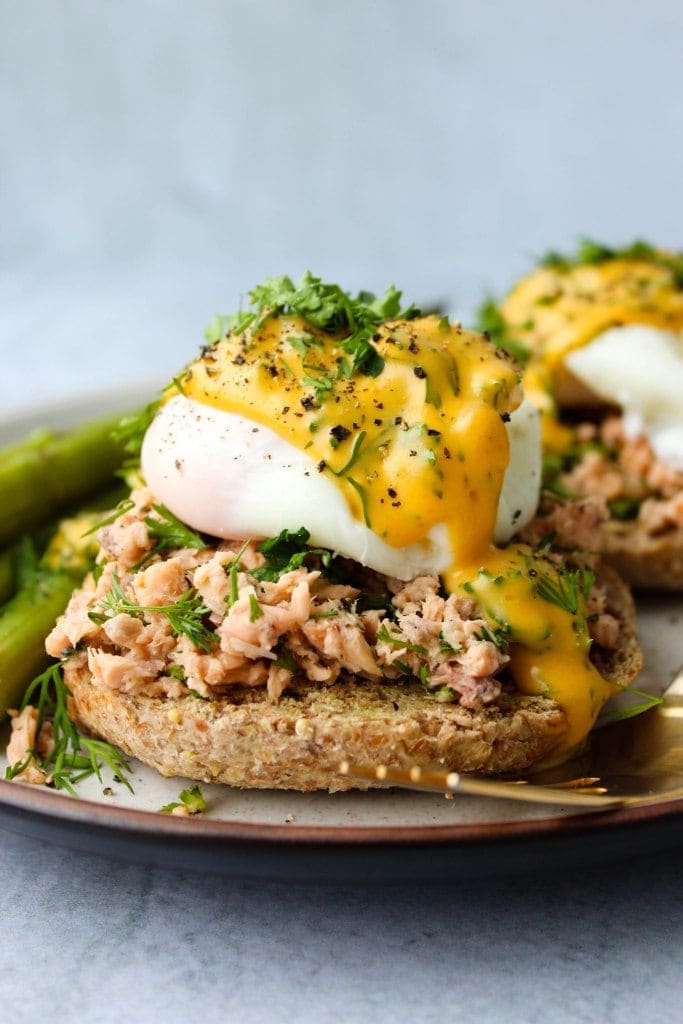 Eggs Benedict with canned salmon