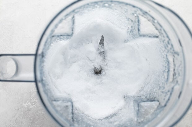 Pulsed ice cubes in blender