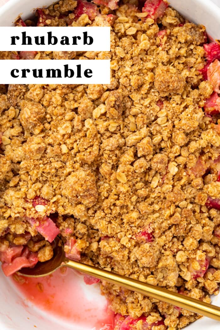 Pin graphic for rhubarb crumble