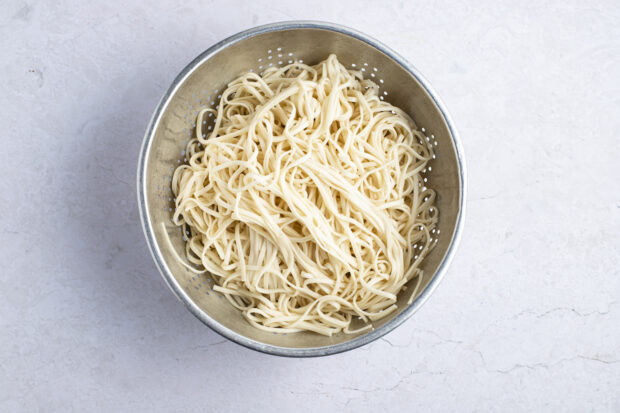 Cooked udon noodles in bowl