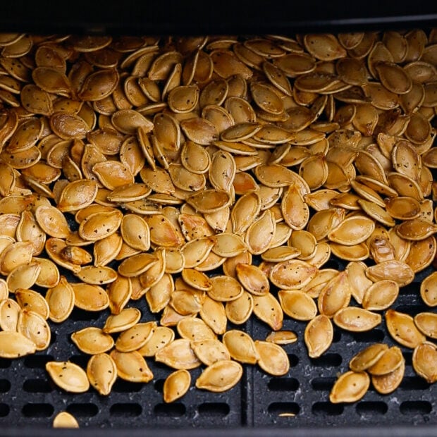 air fryer pumpkin seeds step 3