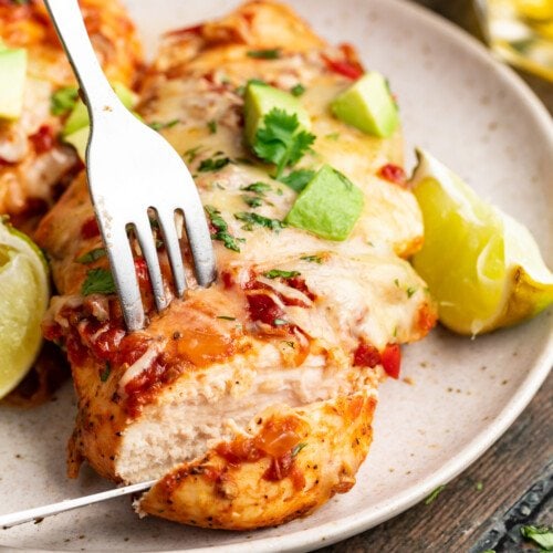 salsa chicken being sliced on a plate